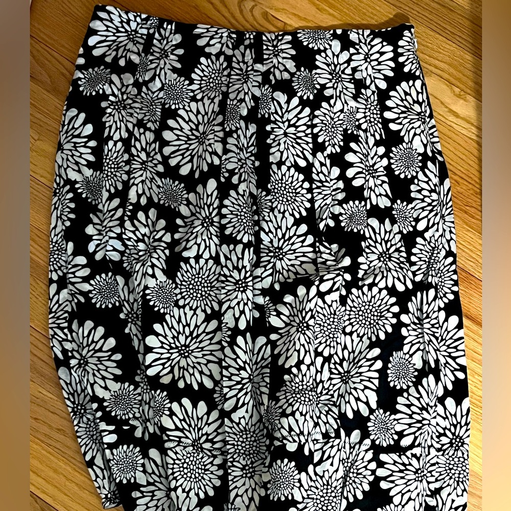 Style Co size 16 black and white floral skirt